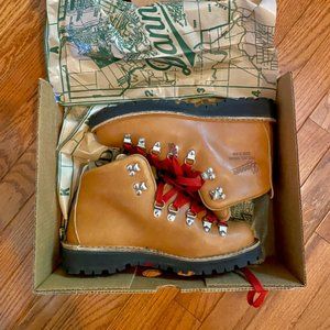 Brand new in box Danner Mountain Light Cascade Size 8, never worn